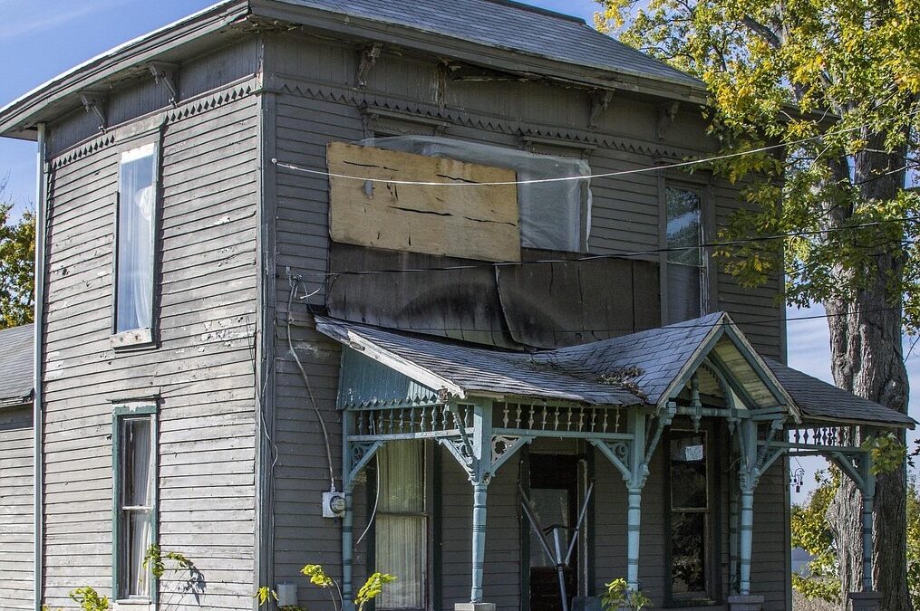 Biens sans maître et biens en état d’abandon : comprendre leurs enjeux et leurs solutions